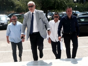 Ε.Ε.Α.: ΟΤΑΝ ΜΙΛΟΥΝ ΔΙΚΗΓΟΡΟΙ, ΟΙΚΟΝΟΜΟΛΟΓΟΙ ΚΑΙ ΔΙΚΑΣΤΙΚΟΙ (ΜΙΑ ΥΠΗΡΕΣΙΑ ΣΕ ΠΑΡΑΚΡΟΥΣΗ)