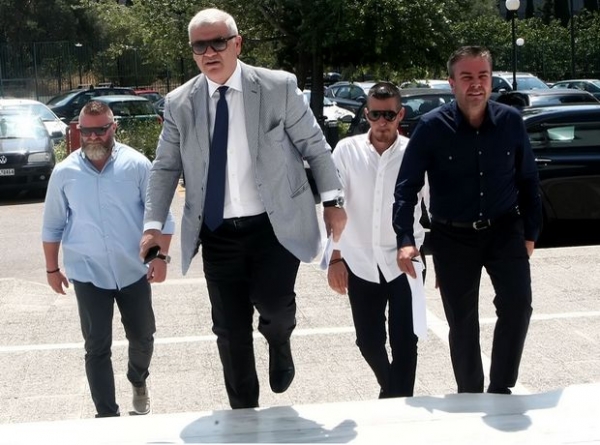 &Epsilon;.&Epsilon;.&Alpha;.: &Omicron;&Tau;&Alpha;&Nu; &Mu;&Iota;&Lambda;&Omicron;&Upsilon;&Nu; &Delta;&Iota;&Kappa;&Eta;&Gamma;&Omicron;&Rho;&Omicron;&Iota;, &Omicron;&Iota;&Kappa;&Omicron;&Nu;&Omicron;&Mu;&Omicron;&Lambda;&Omicron;&Gamma;&Omicron;&Iota; &Kappa;&Alpha;&Iota; &Delta;&Iota;&Kappa;&Alpha;&Sigma;&Tau;&Iota;&Kappa;&Omicron;&Iota; (&Mu;&Iota;&Alpha; &Upsilon;&Pi;&Eta;&Rho;&Epsilon;&Sigma;&Iota;&Alpha; &Sigma;&Epsilon; &Pi;&Alpha;&Rho;&Alpha;&Kappa;&Rho;&Omicron;&Upsilon;&Sigma;&Eta;)