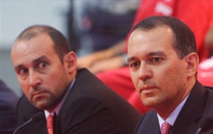 &Omicron;&Iota; &laquo;&Pi;&Omicron;&Upsilon;&Theta;&Epsilon;&Nu;&Alpha;&Delta;&Epsilon;&Sigma;&raquo; &Pi;&Alpha;&Rho;&Omicron;&Upsilon;&Sigma;&Iota;&Alpha;&Zeta;&Omicron;&Upsilon;&Nu; &Tau;&Alpha; &Omicron;&Iota;&Kappa;&Omicron;&Nu;&Omicron;&Mu;&Iota;&Kappa;&Alpha; &Tau;&Omicron;&Upsilon; &Mu;&Pi;&Alpha;&Sigma;&Kappa;&Epsilon;&Tau;&Iota;&Kappa;&Omicron;&Upsilon; &Gamma;&Alpha;&Upsilon;&Rho;&Omicron;&Upsilon; (&Mu;&Epsilon;&Iota;&Omega;&Theta;&Eta;&Kappa;&Alpha;&Nu; &Mu;&Epsilon;&Nu; &Tau;&Alpha; &Chi;&Rho;&Epsilon;&Eta;, &Alpha;&Lambda;&Lambda;&Alpha; &Eta; &Kappa;&Alpha;&Tau;&Alpha;&Sigma;&Tau;&Alpha;&Sigma;&Eta; &Pi;&Alpha;&Rho;&Alpha;&Mu;&Epsilon;&Nu;&Epsilon;&Iota; &Kappa;&Rho;&Iota;&Sigma;&Iota;&Mu;&Eta;)