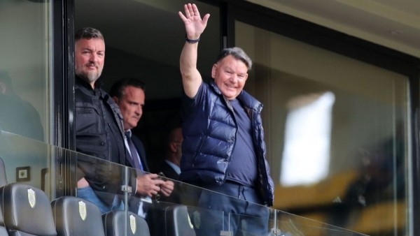 &Alpha;&Lambda;&Lambda;&Alpha;&Zeta;&Omicron;&Upsilon;&Nu; &Omicron;&Iota; &Alpha;&Nu;&Theta;&Rho;&Omega;&Pi;&Omicron;&Iota;; (&Omicron;&Iota; &laquo;&Gamma;&Alpha;&Upsilon;&Rho;&Omicron;&Iota;&raquo; &Iota;&Sigma;&Omega;&Sigma;, &Omicron; &Kappa;&Omicron;&Upsilon;&Gamma;&Iota;&Alpha;&Sigma; &Pi;&Omicron;&Tau;&Epsilon;)