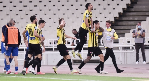 &Omicron;&Iota; &laquo;&Pi;&Omicron;&Upsilon;&Theta;&Epsilon;&Nu;&Alpha;&Delta;&Epsilon;&Sigma;&raquo; &Sigma;&Chi;&Omicron;&Lambda;&Iota;&Alpha;&Zeta;&Omicron;&Upsilon;&Nu; &Tau;&Eta;&Nu; &Tau;&Rho;&Iota;&Tau;&Eta; &Alpha;&Gamma;&Omega;&Nu;&Iota;&Sigma;&Tau;&Iota;&Kappa;&Eta; (4 &Nu;&Iota;&Kappa;&Eta;&Tau;&Epsilon;&Sigma;, 1 &Pi;&Omicron;&Lambda;&Upsilon; &Chi;&Alpha;&Mu;&Epsilon;&Nu;&Omicron;&Sigma;)