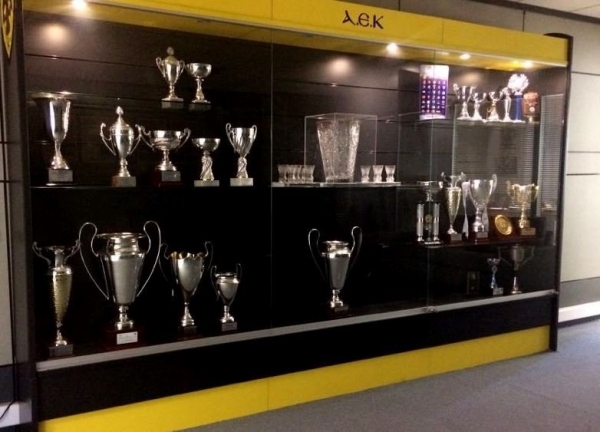 &Omicron;&Iota; &laquo;&Pi;&Omicron;&Upsilon;&Theta;&Epsilon;&Nu;&Alpha;&Delta;&Epsilon;&Sigma;&raquo; &Sigma;&Chi;&Omicron;&Lambda;&Iota;&Alpha;&Zeta;&Omicron;&Upsilon;&Nu; &Tau;&Alpha; &laquo;&Mu;&Alpha;&Upsilon;&Rho;&Alpha; &Chi;&Alpha;&Lambda;&Iota;&Alpha;&raquo; &Tau;&Eta;&Sigma; &laquo;&Beta;&Alpha;&Sigma;&Iota;&Lambda;&Iota;&Sigma;&Sigma;&Alpha;&Sigma;&raquo; (&Gamma;&Iota;&Alpha; &Nu;&Alpha; &Gamma;&Iota;&Nu;&Epsilon;&Iota; &Tau;&Alpha;&Iota;&Nu;&Iota;&Alpha; &Mu;&Iota;&Alpha; &Omicron;&Mu;&Alpha;&Delta;&Alpha; &Pi;&Rho;&Epsilon;&Pi;&Epsilon;&Iota; &Pi;&Rho;&Omega;&Tau;&Alpha; &Nu;&Alpha; &Epsilon;&Chi;&Epsilon;&Iota; &Delta;&Eta;&Mu;&Iota;&Omicron;&Upsilon;&Rho;&Gamma;&Eta;&Theta;&Epsilon;&Iota;)