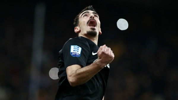 &Mu;&Epsilon; &Alpha;&Lambda;&Lambda;&Eta; &Mu;&Iota;&Alpha; &laquo;&Epsilon;&Pi;&Alpha;&Gamma;&Gamma;&Epsilon;&Lambda;&Mu;&Alpha;&Tau;&Iota;&Kappa;&Eta;&raquo; &Nu;&Iota;&Kappa;&Eta; &Sigma;&Upsilon;&Nu;&Epsilon;&Chi;&Iota;&Zeta;&Epsilon;&Iota; &Gamma;&Iota;&Alpha; &Tau;&Eta;&Nu; &Kappa;&Omicron;&Upsilon;&Pi;&Alpha; (&Tau;&Omicron;&Upsilon;&Lambda;&Alpha;&Chi;&Iota;&Sigma;&Tau;&Omicron;&Nu; &Phi;&Alpha;&Iota;&Nu;&Epsilon;&Tau;&Alpha;&Iota; &Nu;&Alpha; &Sigma;&Tau;&Alpha;&Mu;&Alpha;&Tau;&Alpha; &Tau;&Alpha; &laquo;&Delta;&Omega;&Rho;&Alpha;&raquo;)