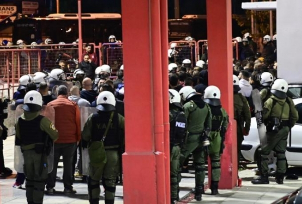 &Pi;&Epsilon;&Rho;&Iota; &Tau;&Eta;&Sigma; &Alpha;&Nu;&Tau;&Iota;&Mu;&Epsilon;&Tau;&Omega;&Pi;&Iota;&Sigma;&Eta;&Sigma; &Tau;&Eta;&Sigma; &laquo;&Omicron;&Pi;&Alpha;&Delta;&Iota;&Kappa;&Eta;&Sigma; &Beta;&Iota;&Alpha;&Sigma;&raquo; (&Tau;&Iota; &Tau;&Omicron;&Upsilon;&Sigma; &Omega;&Theta;&Epsilon;&Iota; &Nu;&Alpha; &Pi;&Lambda;&Alpha;&Kappa;&Omega;&Nu;&Omicron;&Nu;&Tau;&Alpha;&Iota; &Mu;&Epsilon; &Tau;&Omicron;&Upsilon;&Sigma; &laquo;&Alpha;&Lambda;&Lambda;&Omicron;&Upsilon;&Sigma;&raquo;;)