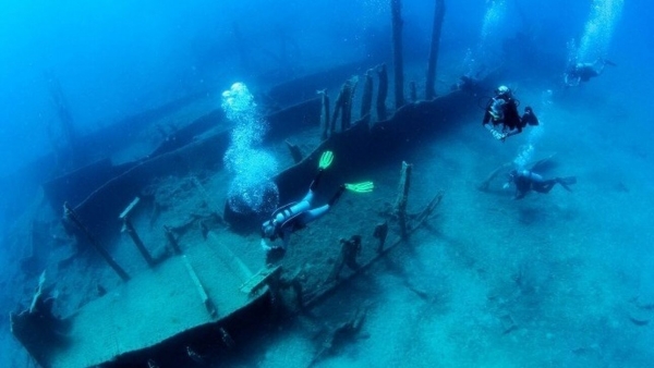 &Omicron;&Iota; &laquo;&Pi;&Omicron;&Upsilon;&Theta;&Epsilon;&Nu;&Alpha;&Delta;&Epsilon;&Sigma;&raquo; &Alpha;&Pi;&Omicron;&Kappa;&Alpha;&Lambda;&Upsilon;&Pi;&Tau;&Omicron;&Upsilon;&Nu; &Tau;&Alpha; &Mu;&Epsilon;&Gamma;&Alpha;&Lambda;&Alpha; &Sigma;&Chi;&Epsilon;&Delta;&Iota;&Alpha; &Tau;&Omicron;&Upsilon; &Mu;&Alpha;&Rho;&Iota;&Nu;&Alpha;&Kappa;&Eta; &Gamma;&Iota;&Alpha; &Tau;&Omicron;&Nu; &Pi;&Epsilon;&Iota;&Rho;&Alpha;&Iota;&Alpha; (&Kappa;&Alpha;&Iota; &Gamma;&Epsilon;&Nu;&Iota;&Kappa;&Omicron;&Tau;&Epsilon;&Rho;&Alpha; &Tau;&Omega;&Nu; &Iota;&Delta;&Iota;&Omicron;&Kappa;&Tau;&Eta;&Tau;&Omega;&Nu; &Tau;&Omega;&Nu; &Omicron;&Mu;&Alpha;&Delta;&Omega;&Nu;)