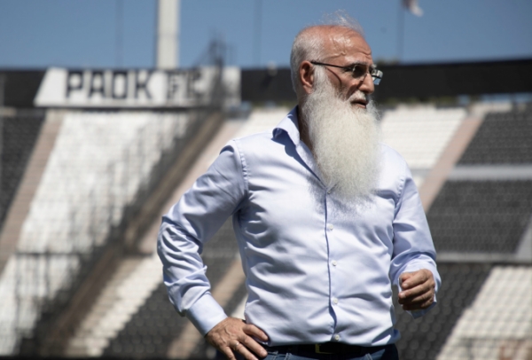 &Omicron;&Iota; &laquo;&Pi;&Omicron;&Upsilon;&Theta;&Epsilon;&Nu;&Alpha;&Delta;&Epsilon;&Sigma;&raquo; &Sigma;&Chi;&Omicron;&Lambda;&Iota;&Alpha;&Zeta;&Omicron;&Upsilon;&Nu; &Tau;&Omicron;&Nu; &Tau;&Rho;&Alpha;&Gamma;&Epsilon;&Lambda;&Alpha;&Phi;&Omicron; &Sigma;&Tau;&Omicron;&Nu; &laquo;&Gamma;&Alpha;&Upsilon;&Rho;&Omicron; &Tau;&Omicron;&Upsilon; &Beta;&Omicron;&Rho;&Rho;&Alpha;&raquo; (&Tau;&Epsilon;&Lambda;&Iota;&Kappa;&Alpha; &Omicron; &Iota;&Beta;&Alpha;&Nu; &Epsilon;&Chi;&Epsilon;&Iota; &Tau;&Alpha; &Lambda;&Epsilon;&Phi;&Tau;&Alpha; &Pi;&Omicron;&Upsilon; &Chi;&Rho;&Epsilon;&Iota;&Alpha;&Zeta;&Omicron;&Nu;&Tau;&Alpha;&Iota;;)