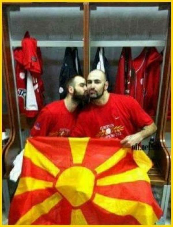 &Delta;&Iota;&Alpha;&Phi;&Omicron;&Rho;&Alpha; &Omicron;&Pi;&Tau;&Iota;&Kappa;&Eta;&Sigma; (&laquo;&Delta;&Epsilon;&Nu; &Tau;&Alpha; &Beta;&Lambda;&Epsilon;&Pi;&Epsilon;&Iota;&Sigma; &Omicron;&Lambda;&Alpha; &Alpha;&Pi;&Omicron; &Kappa;&Epsilon;&Iota; &Pi;&Omicron;&Upsilon; &Tau;&Alpha; &Kappa;&Omicron;&Iota;&Tau;&Alpha;&Sigma;/&Delta;&Epsilon;&Nu; &Sigma;&Epsilon; &Beta;&Gamma;&Alpha;&Zeta;&Epsilon;&Iota; &Alpha;&Upsilon;&Tau;&Omicron;&Sigma; &Omicron; &Delta;&Rho;&Omicron;&Mu;&Omicron;&Sigma; &Pi;&Omicron;&Upsilon;&Theta;&Epsilon;&Nu;&Alpha;&raquo;)