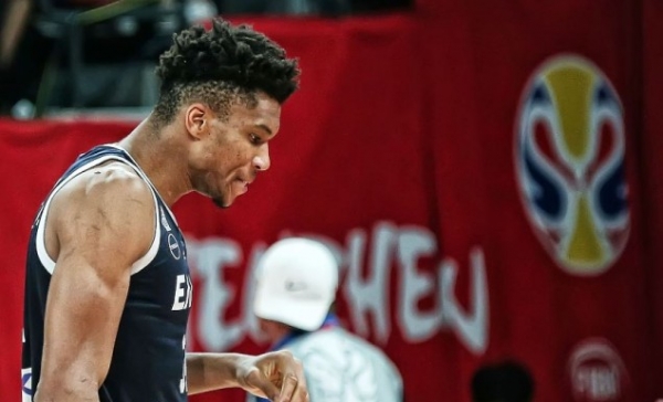 &Omicron;&Iota; &laquo;&Pi;&Alpha;&Nu;&Tau;&Alpha;&Chi;&Omicron;&Upsilon; &Pi;&Alpha;&Rho;&Omicron;&Nu;&Tau;&Epsilon;&Sigma;&raquo; &Kappa;&Rho;&Iota;&Nu;&Omicron;&Upsilon;&Nu; &Tau;&Eta;&Nu; &Pi;&Omicron;&Rho;&Epsilon;&Iota;&Alpha; &Tau;&Eta;&Sigma; &Epsilon;&Theta;&Nu;&Iota;&Kappa;&Eta;&Sigma; &Mu;&Pi;&Alpha;&Sigma;&Kappa;&Epsilon;&Tau; (&Delta;&Epsilon;&Nu; &Mu;&Pi;&Omicron;&Rho;&Epsilon;&Iota; &Nu;&Alpha; &Phi;&Tau;&Alpha;&Iota;&Epsilon;&Iota; &Mu;&Omicron;&Nu;&Omicron; &Eta; &Omicron;&Mu;&Omicron;&Sigma;&Pi;&Omicron;&Nu;&Delta;&Iota;&Alpha; &Kappa;&Alpha;&Iota; &Omicron; &Pi;&Rho;&Omicron;&Pi;&Omicron;&Nu;&Eta;&Tau;&Eta;&Sigma;)