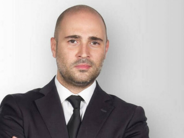 &Mu;&Epsilon; &Nu;&Omicron;&Mu;&Omicron;&Upsilon;&Sigma; &Kappa;&Alpha;&Iota; &Delta;&Iota;&Kappa;&Alpha;&Sigma;&Tau;&Iota;&Kappa;&Epsilon;&Sigma; &Alpha;&Pi;&Omicron;&Phi;&Alpha;&Sigma;&Epsilon;&Iota;&Sigma; &Delta;&Epsilon;&Nu; &Alpha;&Lambda;&Lambda;&Alpha;&Zeta;&Epsilon;&Iota; &Eta; &Pi;&Rho;&Alpha;&Gamma;&Mu;&Alpha;&Tau;&Iota;&Kappa;&Omicron;&Tau;&Eta;&Tau;&Alpha; (&Pi;&Epsilon;&Rho;&Iota; &Tau;&Eta;&Sigma; &Alpha;&Nu;&Alpha;&Gamma;&Kappa;&Alpha;&Iota;&Omicron;&Tau;&Eta;&Tau;&Alpha;&Sigma; &Tau;&Eta;&Sigma; &laquo;&Chi;&Rho;&Upsilon;&Sigma;&Eta;&Sigma; &Alpha;&Upsilon;&Gamma;&Eta;&Sigma;&raquo; &Gamma;&Iota;&Alpha; &Tau;&Omicron; &Pi;&Omicron;&Lambda;&Iota;&Tau;&Iota;&Kappa;&Omicron; &Mu;&Alpha;&Sigma; &Sigma;&Upsilon;&Sigma;&Tau;&Eta;&Mu;&Alpha;)