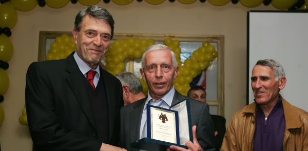 &Omicron;&Iota; &laquo;&Pi;&Omicron;&Upsilon;&Theta;&Epsilon;&Nu;&Alpha;&Delta;&Epsilon;&Sigma;&raquo; &Alpha;&Pi;&Omicron;&Chi;&Alpha;&Iota;&Rho;&Epsilon;&Tau;&Omicron;&Upsilon;&Nu; &Epsilon;&Nu;&Alpha;&Nu; &Alpha;&Gamma;&Nu;&Omicron; &Kappa;&Alpha;&Iota; &Alpha;&Delta;&Omicron;&Lambda;&Omicron; &Alpha;&Epsilon;&Kappa;&Tau;&Zeta;&Eta; (&Kappa;&Alpha;&Lambda;&Omicron; &Tau;&Alpha;&Xi;&Iota;&Delta;&Iota; &Beta;&Alpha;&Sigma;&Iota;&Lambda;&Eta;)