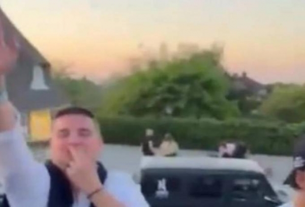 &Eta; &Alpha;&Nu;&Tau;&Epsilon;&Pi;&Iota;&Theta;&Epsilon;&Sigma;&Eta; &Tau;&Omega;&Nu; &laquo;&Alpha;&Kappa;&Rho;&Omega;&Nu;&raquo; (&Eta; &Alpha;&Pi;&Epsilon;&Nu;&Omicron;&Chi;&Omicron;&Pi;&Omicron;&Iota;&Eta;&Sigma;&Eta; &Tau;&Omicron;&Upsilon; &Nu;&Alpha;&Zeta;&Iota;&Sigma;&Mu;&Omicron;&Upsilon; &Kappa;&Alpha;&Iota; &Omicron;&Chi;&Iota; &Mu;&Omicron;&Nu;&Omicron;)