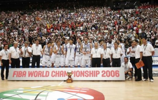 &Sigma;&Chi;&Epsilon;&Tau;&Iota;&Kappa;&Alpha; &Mu;&Epsilon; &Tau;&Eta;&Nu; &laquo;&Epsilon;&Pi;&Iota;&Sigma;&Eta;&Mu;&Eta; &Alpha;&Gamma;&Alpha;&Pi;&Eta;&Mu;&Epsilon;&Nu;&Eta;&raquo; (&Delta;&Epsilon;&Nu; &Xi;&Epsilon;&Kappa;&Iota;&Nu;&Eta;&Sigma;&Epsilon; &Kappa;&Alpha;&Lambda;&Alpha; &Eta; &laquo;&Pi;&Epsilon;&Rho;&Iota;&Omicron;&Delta;&Omicron;&Sigma; &Lambda;&Iota;&Omicron;&Lambda;&Iota;&Omicron;&Upsilon;&raquo;)