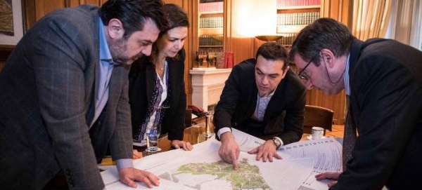 &Omicron;&Iota; &laquo;&Pi;&Omicron;&Upsilon;&Theta;&Epsilon;&Nu;&Alpha;&Delta;&Epsilon;&Sigma;&raquo; &Sigma;&Chi;&Omicron;&Lambda;&Iota;&Alpha;&Zeta;&Omicron;&Upsilon;&Nu; &Tau;&Eta;&Nu; &Epsilon;&Beta;&Delta;&Omicron;&Mu;&Alpha;&Delta;&Alpha; &Pi;&Omicron;&Upsilon; &Phi;&Epsilon;&Upsilon;&Gamma;&Epsilon;&Iota; (&Sigma;&Tau;&Alpha; &Tau;&Rho;&Iota;&Alpha; &Tau;&Omicron; &Epsilon;&Nu;&Alpha; &Delta;&Omega;&Rho;&Omicron;)