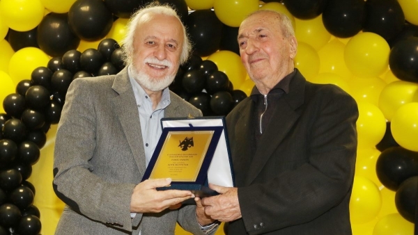 &Omicron;&Iota; &laquo;&Pi;&Omicron;&Upsilon;&Theta;&Epsilon;&Nu;&Alpha;&Delta;&Epsilon;&Sigma;&raquo; &Alpha;&Pi;&Omicron;&Chi;&Alpha;&Iota;&Rho;&Epsilon;&Tau;&Omicron;&Upsilon;&Nu; &Tau;&Omicron;&Nu; &Alpha;&Epsilon;&Kappa;&Tau;&Zeta;&Eta; &Nu;&Omicron;&Tau;&Eta; &Mu;&Alpha;&Upsilon;&Rho;&Omicron;&Upsilon;&Delta;&Eta; (&Mu;&Epsilon; &Alpha;&Nu;&Alpha;&Delta;&Eta;&Mu;&Omicron;&Sigma;&Iota;&Epsilon;&Upsilon;&Sigma;&Eta; &Alpha;&Pi;&Omicron; &Tau;&Omicron; WWW.DEBATER.GR)