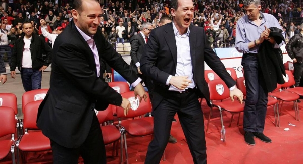 &Omicron;&Tau;&Alpha;&Nu; &Omicron; &Iota;&Delta;&Iota;&Omicron;&Kappa;&Tau;&Eta;&Tau;&Eta;&Sigma; &laquo;&Beta;&Alpha;&Zeta;&Epsilon;&Iota;&raquo; &Lambda;&Epsilon;&Phi;&Tau;&Alpha; (&laquo;&Mu;&Eta;&Delta;&Epsilon;&Nu;&Iota;&Sigma;&Alpha;&Nu;&raquo; &Omicron;&Iota; &Alpha;&Gamma;&Gamma;&Epsilon;&Lambda;&Omicron;&Pi;&Omicron;&Upsilon;&Lambda;&Omicron;&Iota; &Tau;&Alpha; &Chi;&Rho;&Epsilon;&Eta; &Tau;&Omicron;&Upsilon; 2016;)