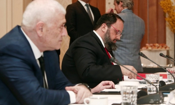 &Omicron; &laquo;&Xi;&Epsilon;&Pi;&Omicron;&Upsilon;&Lambda;&Omega;&Nu;&raquo; &Kappa;&Alpha;&Iota; &Omicron; &laquo;&Pi;&Omega;&Lambda;&Omega;&Nu; &Mu;&Epsilon; &Delta;&Upsilon;&Sigma;&Kappa;&Omicron;&Lambda;&Iota;&Alpha;&raquo; (&Omicron;&Iota; &Pi;&Omega;&Lambda;&Eta;&Sigma;&Epsilon;&Iota;&Sigma; &Pi;&Alpha;&Iota;&Kappa;&Tau;&Omega;&Nu; &Sigma;&Epsilon; &Alpha;.&Epsilon;.&Kappa;. &Kappa;&Alpha;&Iota; &laquo;&Gamma;&Nu;&Eta;&Sigma;&Iota;&Omicron; &Gamma;&Alpha;&Upsilon;&Rho;&Omicron;&raquo;)