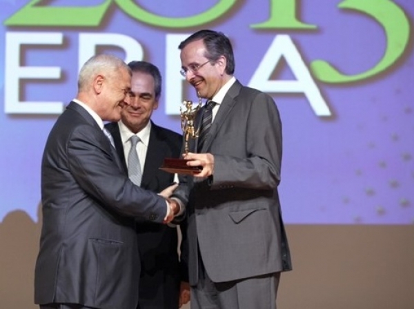 &Omicron; &Alpha;&Pi;&Omicron;&Sigma;&Upsilon;&Nu;&Alpha;&Gamma;&Omega;&Gamma;&Omicron;&Sigma; &Kappa;&Alpha;&Iota; &Tau;&Omicron; &laquo;&Kappa;&Alpha;&Mu;&Epsilon;&Nu;&Omicron; &Chi;&Alpha;&Rho;&Tau;&Iota;&raquo; (&laquo;&Epsilon;&Gamma;&Omega; &Omicron; &Xi;&Epsilon;&Nu;&Omicron;&Sigma;&raquo;)